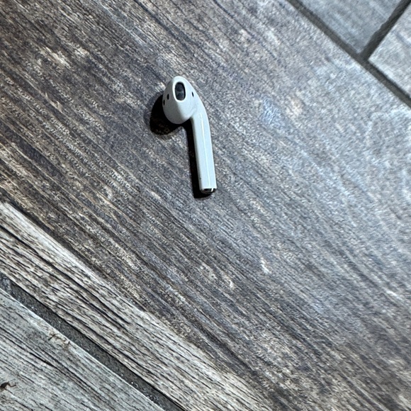 Apple AirPod LEFT ONLY - Picture 1 of 3
